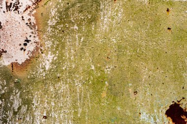 Çatlakları ve çizikleri olan metal bir duvarın dokusu arka plan olarak kullanılabilir.