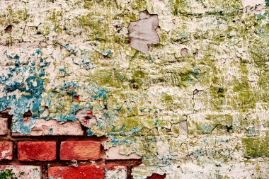 Çatlakları ve çizikleri olan tuğla duvar dokusu arka plan olarak kullanılabilir.