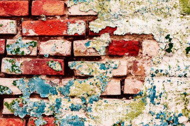 Çatlakları ve çizikleri olan tuğla duvar dokusu arka plan olarak kullanılabilir.