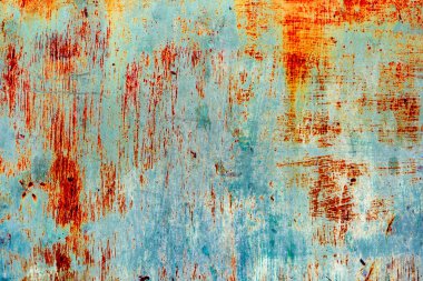 Çatlakları ve çizikleri olan metal bir duvarın dokusu arka plan olarak kullanılabilir.