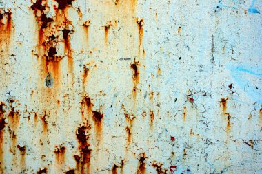 Çatlakları ve çizikleri olan metal bir duvarın dokusu arka plan olarak kullanılabilir.