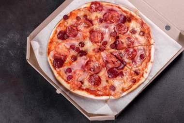 Mozzarella peynirli biberli pizza, salam, domates, biber ve baharat. İtalyan mutfağı