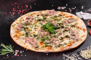 Fırında jambonlu, soğanlı, yeşillikli ve domatesli taze pizza. İtalyan mutfağı