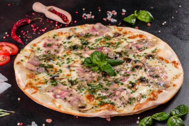 Fırında jambonlu, soğanlı, yeşillikli ve domatesli taze pizza. İtalyan mutfağı