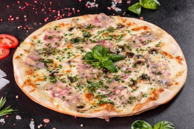 Fırında jambonlu, soğanlı, yeşillikli ve domatesli taze pizza. İtalyan mutfağı