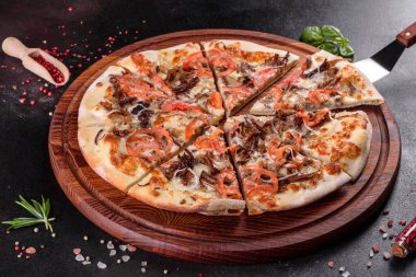 Et, mantar, peynir ve fırında pişirilmiş domatesli taze pizza. İtalyan mutfağı