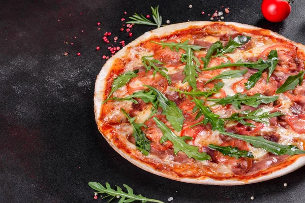 Pizza Fresca Horno Con Rúcula Salami Tomates Cherry Mozzarella Cocina — Foto de Stock