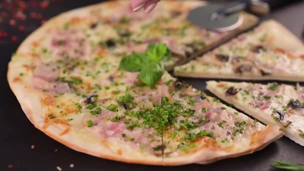 Pizza Fresca Caliente Con Tocino Cebolla Verdura Los Tomates Hechos — Vídeo de stock