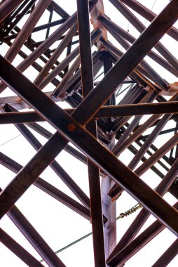 Yüksek voltajlı bir elektrik kulesi. Yüksek voltajlı güç iletim kulesi. Güç mühendisliği