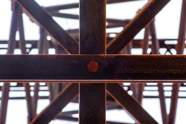 Yüksek voltajlı bir elektrik kulesi. Yüksek voltajlı güç iletim kulesi. Güç mühendisliği