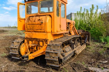 Endüstriyel inşaat alanı buldozer otoyol inşaatı sırasında toprağı düzleştiriyor ve hareket ettiriyor. İğrenç bir şantiyede sarı buldozer.