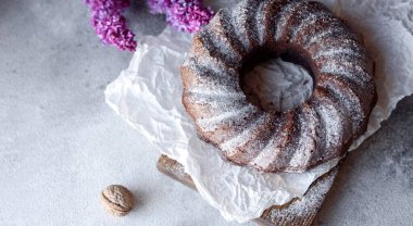 Yuvarlak çikolatalı kek, üzümlü ve haşhaşlı. Delikli geleneksel kek.. 