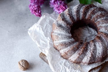 Yuvarlak çikolatalı kek, üzümlü ve haşhaşlı. Delikli geleneksel kek.. 