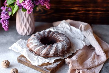 Yuvarlak çikolatalı kek, üzümlü ve haşhaşlı. Delikli geleneksel kek.. 