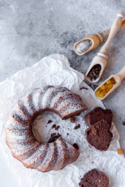 Yuvarlak çikolatalı kek, üzümlü ve haşhaşlı. Delikli geleneksel kek.. 