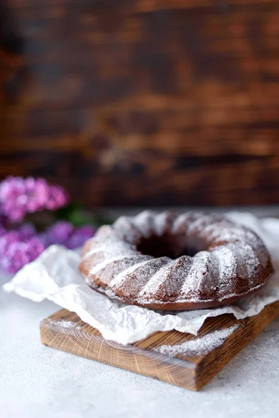 レーズンとケシと丸いチョコレートコーヒーカップケーキ 穴のある伝統的なカップケーキ — ストック写真