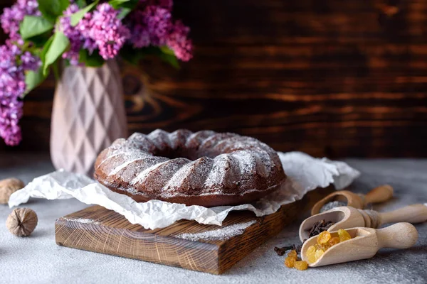 Yuvarlak Çikolatalı Kek Üzümlü Haşhaşlı Delikli Geleneksel Kek — Stok fotoğraf