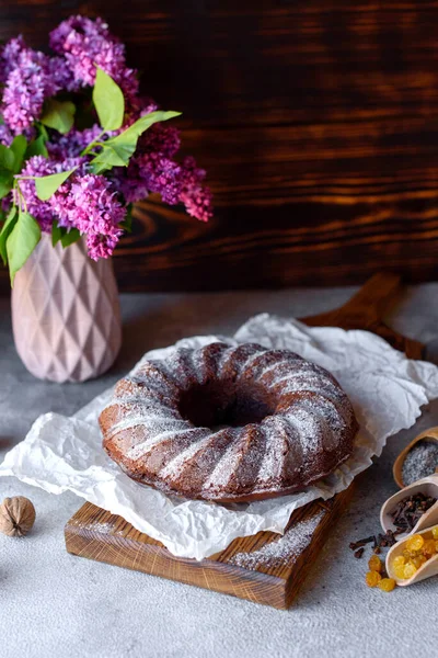 Rund Chokladmuffins Med Russin Och Vallmo Traditionell Muffins Med Hål — Stockfoto