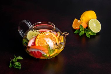 Limonlu, naneli, portakallı, limonlu ve greyfurtlu sıcak meyve çayı.