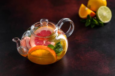 Limonlu, naneli, portakallı, limonlu ve greyfurtlu sıcak meyve çayı.