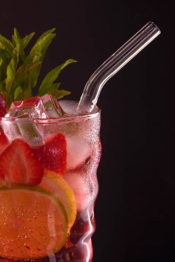 Barda çilekli mojito kokteyli. Siyah arka planda mojito kokteyli. Gece kulübünde mojito kokteyli.
