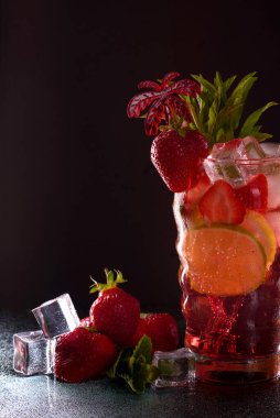 Barda çilekli mojito kokteyli. Siyah arka planda mojito kokteyli. Gece kulübünde mojito kokteyli.