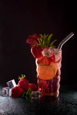 Barda çilekli mojito kokteyli. Siyah arka planda mojito kokteyli. Gece kulübünde mojito kokteyli.