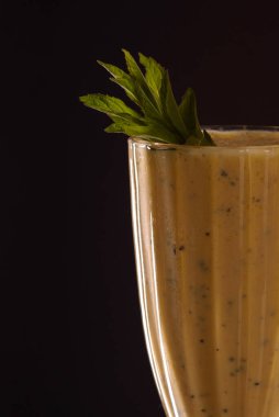 Siyah zemin üzerinde kokteyl tüpü olan soğuk, ferahlatıcı papaya buzu.