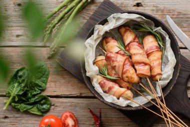 Jambon ve tavuk kıymalı rulo taze kuşkonmaz ve baharatlı güveç.