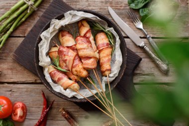 Jambon ve tavuk kıymalı rulo taze kuşkonmaz ve baharatlı güveç.