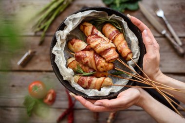 Jambon ve tavuk kıymalı rulo taze kuşkonmaz ve baharatlı güveç.