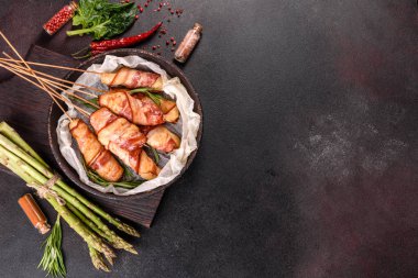 Jambon ve tavuk kıymalı rulo taze kuşkonmaz ve baharatlı güveç.