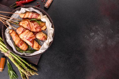 Jambon ve tavuk kıymalı rulo taze kuşkonmaz ve baharatlı güveç.