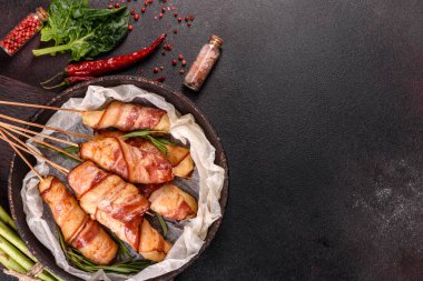 Jambon ve tavuk kıymalı rulo taze kuşkonmaz ve baharatlı güveç.