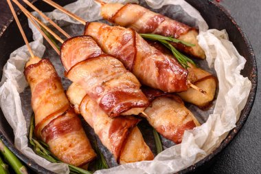 Jambon ve tavuk kıymalı rulo taze kuşkonmaz ve baharatlı güveç.