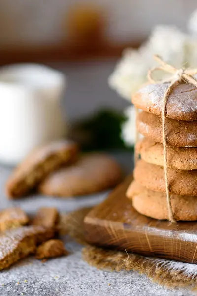 Galletas Avena Caseras Una Tabla Cortar Madera Sobre Fondo Mesa — Foto de Stock