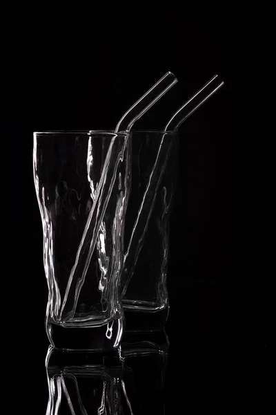 黒を背景にガラスを飲むシルエット 暗い背景に隔離された空のガラスシルエット — ストック写真