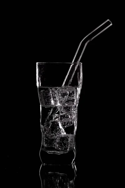 Vaso Gaseosa Con Agua Con Hielo Sobre Fondo Negro Verter — Foto de Stock