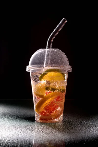 Orzeźwiająca Lemoniada Cytryną Limonką Grejpfrutem Letni Drink Lodem — Zdjęcie stockowe