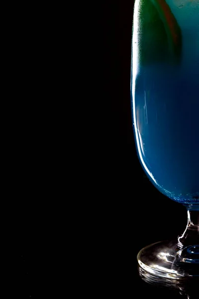 Curaçao Bleu Rafraîchissant Sur Comptoir Bar Cocktail Une Fête Séjour — Photo