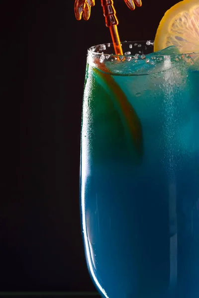 Verfrissende Koele Blauwe Curacao Bar Teller Cocktail Een Feestje Avondverblijf — Stockfoto