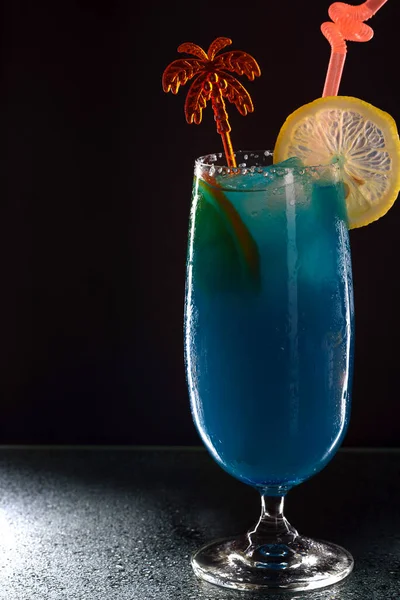 Verfrissende Koele Blauwe Curacao Bar Teller Cocktail Een Feestje Avondverblijf — Stockfoto