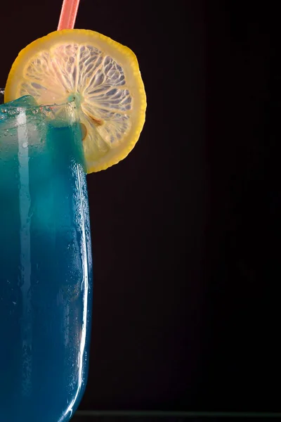 Verfrissende Koele Blauwe Curacao Bar Teller Cocktail Een Feestje Avondverblijf — Stockfoto