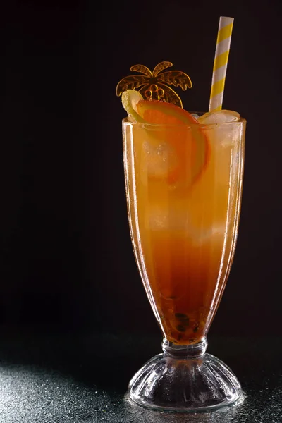 Frissítő Hűvös Mangó Rum Collins Bárpulton Koktél Egy Partin Este — Stock Fotó