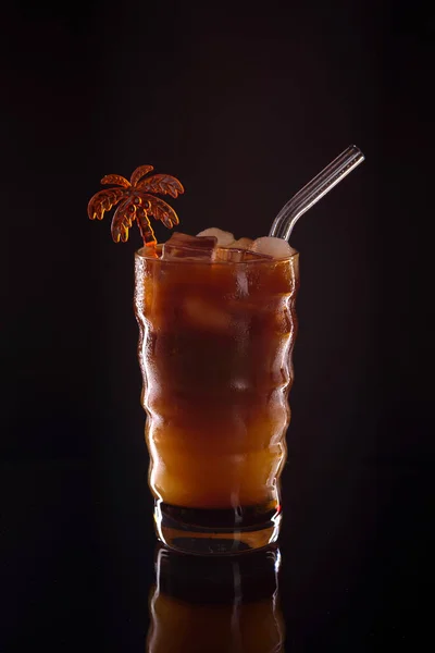 Ijskoffie Een Glas Zwarte Achtergrond Koude Koffie Cocktail Met Ijs — Stockfoto