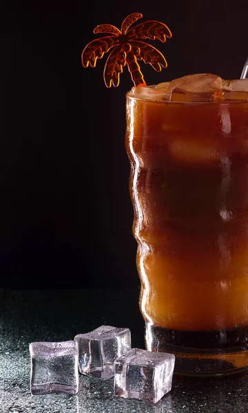 Eiskaffee Einem Glas Auf Schwarzem Hintergrund Kalter Kaffee Oder Cocktail — Stockfoto