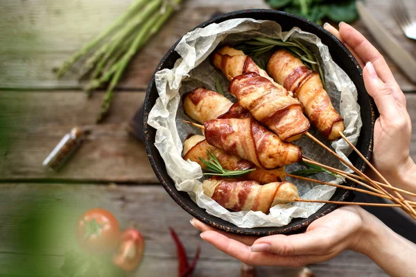 Jambon ve tavuk kıymalı rulo taze kuşkonmaz ve baharatlı güveç.
