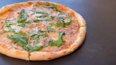 Fırında roka, salam, vişneli domates ve mozzarella ile pişirilmiş taze pizza. İtalyan mutfağı