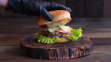 Et, domates, peynir, salatalık ve marullu ev yapımı lezzetli bir hamburger. Lezzetli ızgara burger.