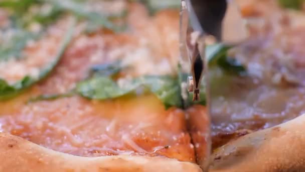 Frische Pizza Aus Dem Ofen Mit Rucola Salami Kirschtomaten Und — Stockvideo